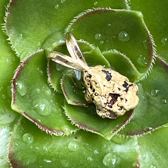 Gold nugget pendant has quartz - Picture 6 of 9